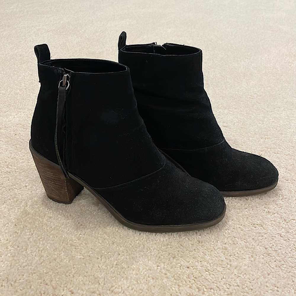 DOLCE VITA black suede ankle bootie SZ8